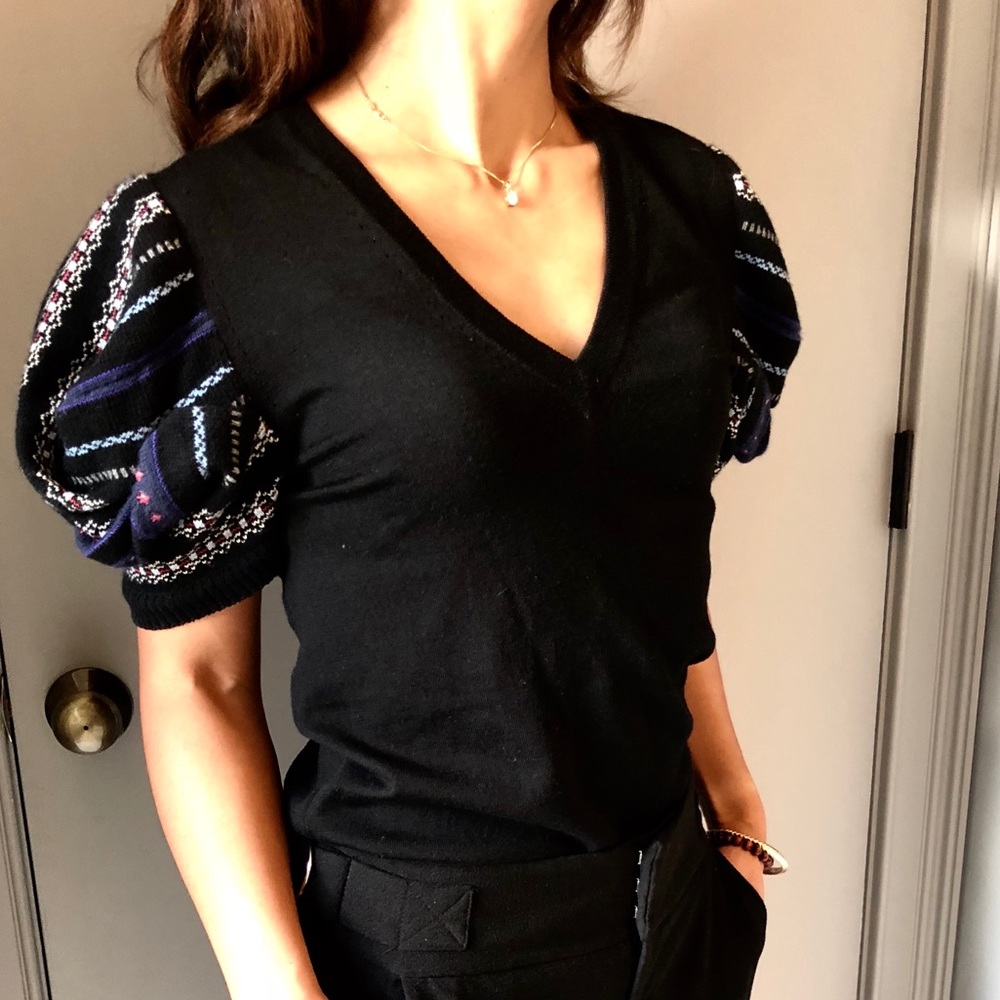 Hanii Y | Deep V-neck knit top
Beautiful holiday flare!